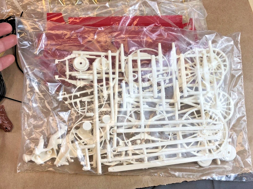 OPEN BOX AMT MATCHBOX 1:20 Model Kit BUDWEISER CLYDESDALE 8-HORSE HITCH No. 7702 - Image 2 of 4