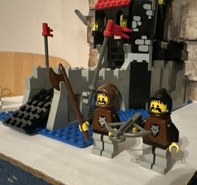 LEGO Castle: 6075 Wolfpack Tower Complete with minifigures & Instructions