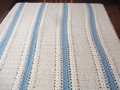 COPERTA afgana vintage anni 70 all'uncinetto a mano blu e bianca con frange 64x58 - Foto 2 di 4