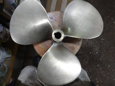 Ein großer Bootspropeller aus Messing/Bronze.
