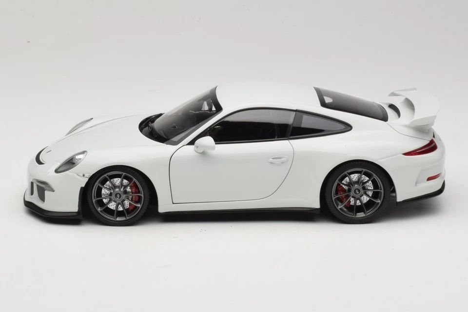 113062721 Porsche 911 991 GT3 White with Silver Wheels Minichamps 1:18 - Image 4 of 4