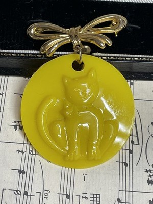 Vintage Hongkong Kunststoff gelbe Katze Schleife Baumeln Brosche