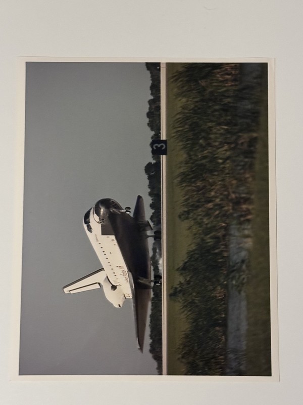 NASA STS-56 Endeavour Lands At Kennedy After Nine-Day Mission Press Photo 4