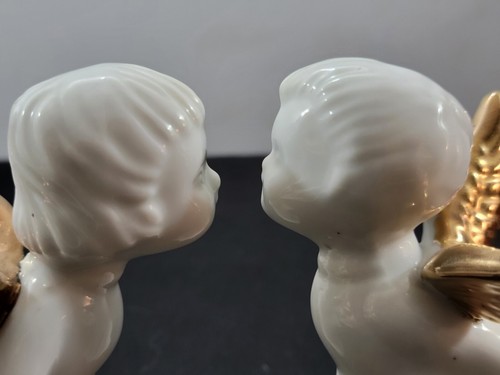 Juego de 2 estatuillas pequeñas de cerámica blanca de ángeles besándose alas doradas - Imagen 6 de 11