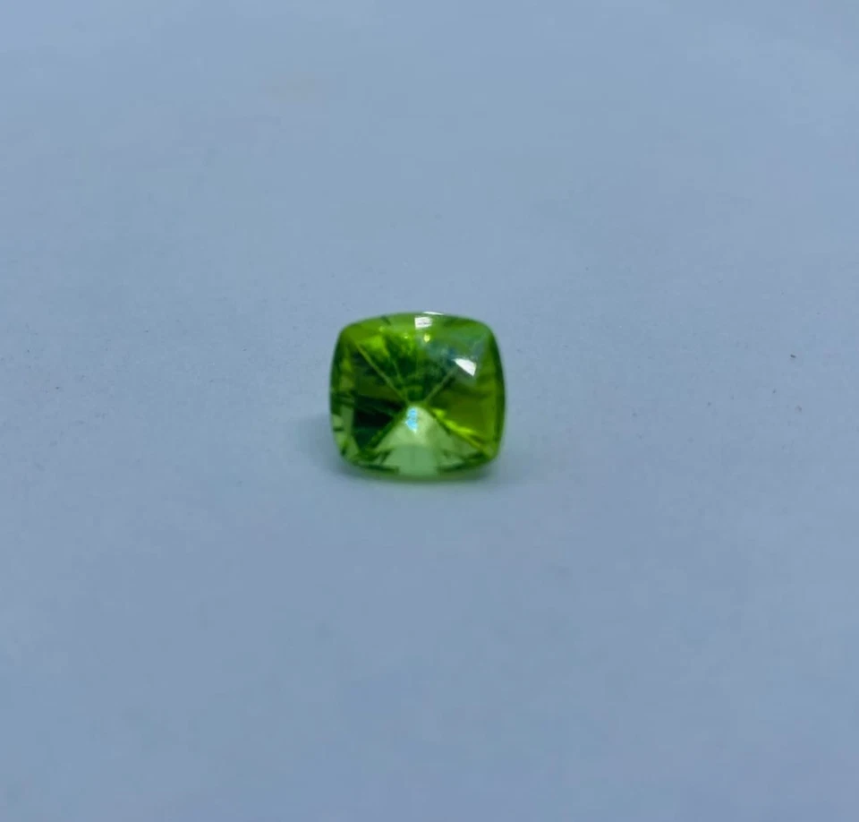 Cojín de piedras preciosas sueltas facetadas de peridoto verde natural forma 10x9x7 mm 7,70 quilates Foto 3 de 4