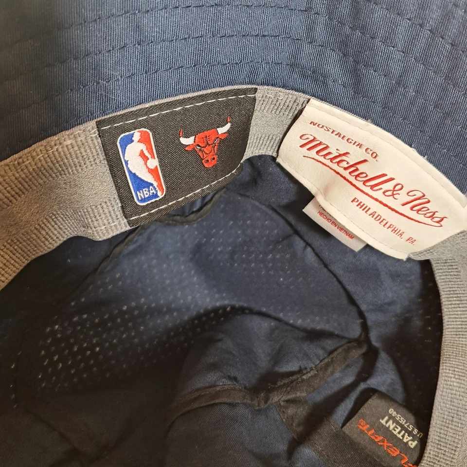Sombrero Mitchell & Ness Chicago Bulls Bucket Azul Camuflaje Flexfit L/XL Foto 2 de 4
