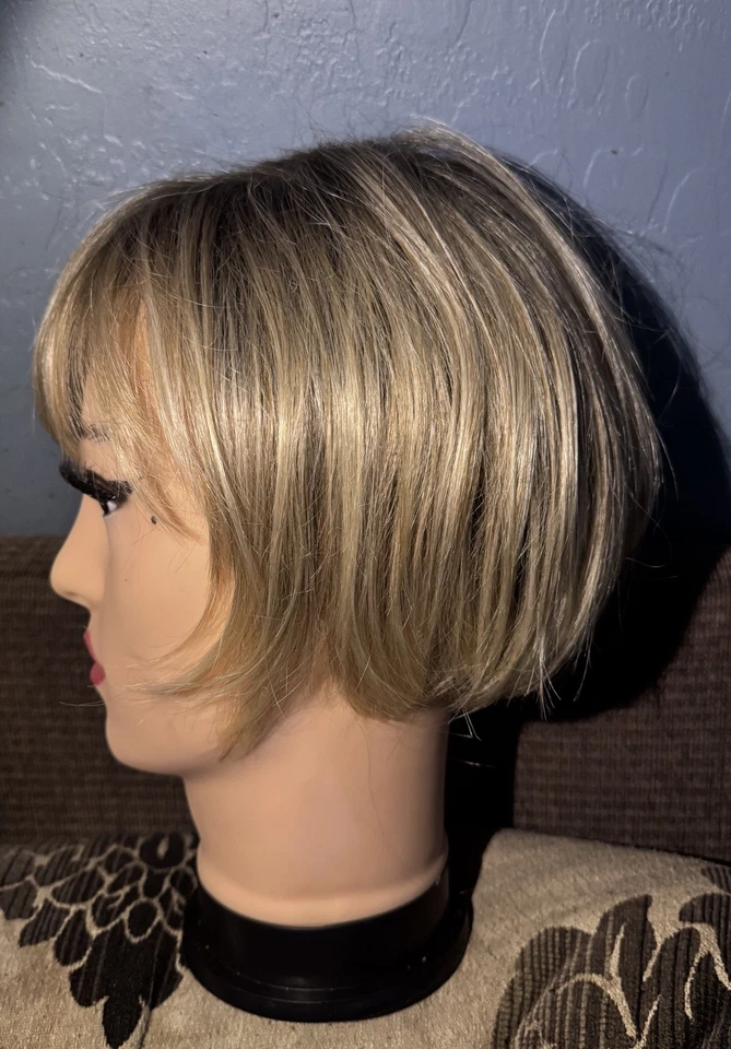 Peluca de tocador Ellen Wille Hair Society encaje frontal monoparte atada a mano raíz de champán Foto 3 de 4