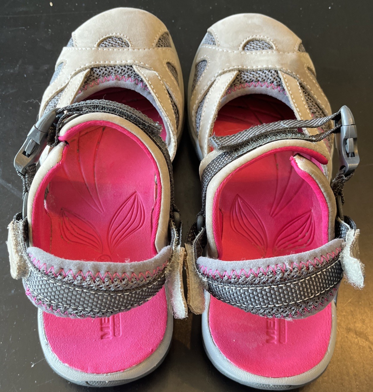 Merrell nero tortora sandalo con cinturino ammortizzato ad aria taglia 7 scarpa da acqua grigio