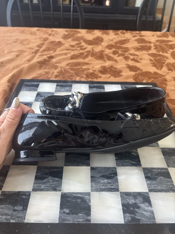 Mocasines Prada de charol negro con detalle de cadena plateada Foto 2 de 4