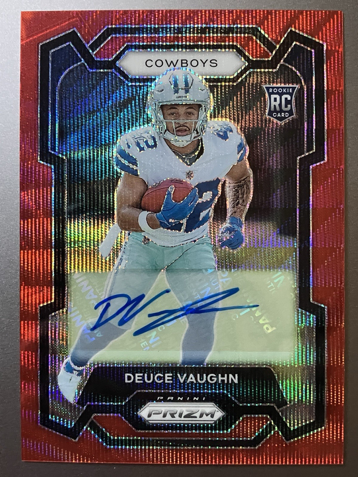 2023 Panini Prizm Red Wave Rookie Auto #324 Deuce Vaughn /149 Dallas Cowboys RC