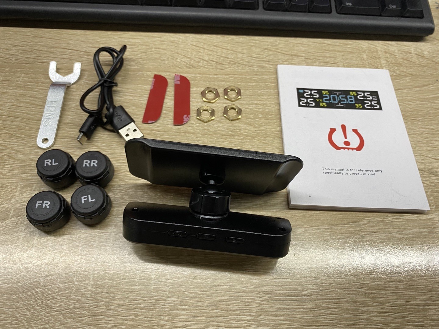 Wireless Solar TPMS LCD Car Tire Pressure Monitoring System w/4 External Sensors