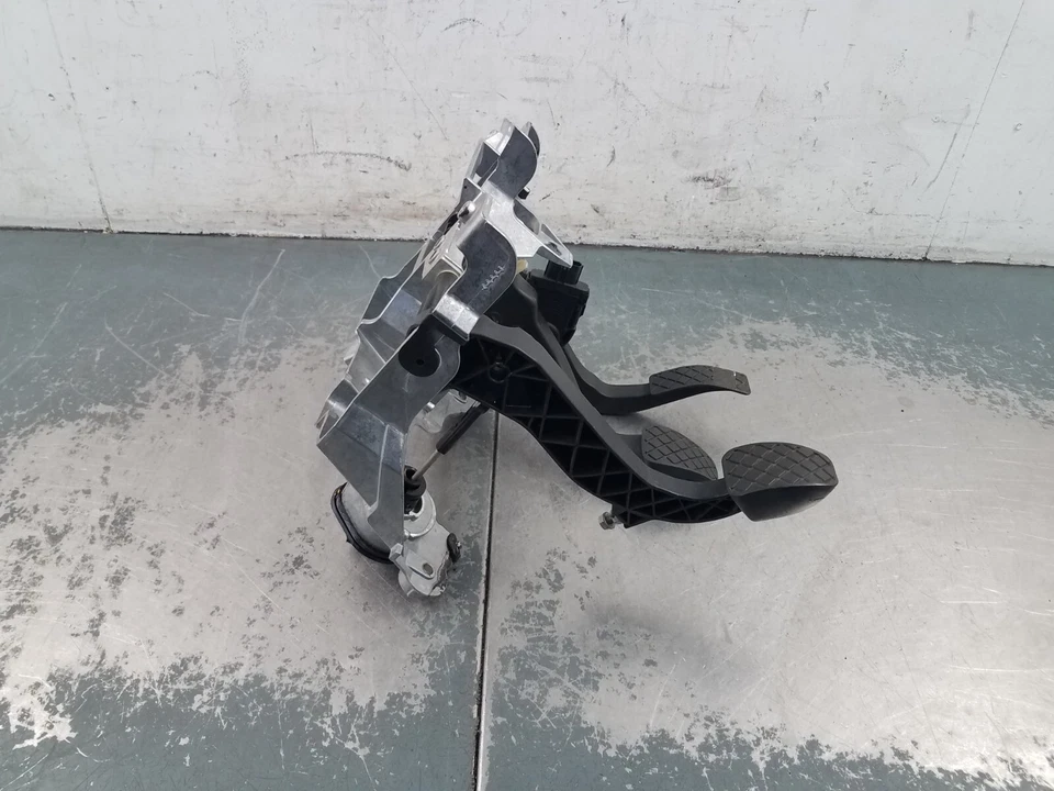 2012 Audi S4 Quattro B8 Throttle / Brake / Clutch Pedal Assembly #1717 A8 - Image 2 of 4