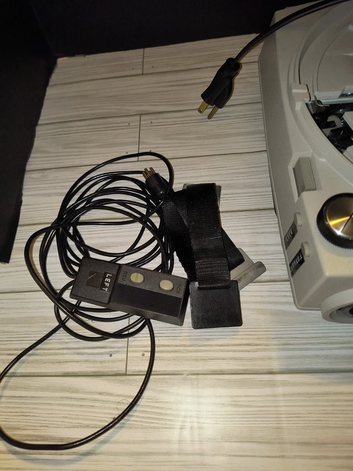 Kodak Ektagraphic Slide Projector Model AF-1 w/ Zoom Lens, Remote & Original Box - Image 2 of 4