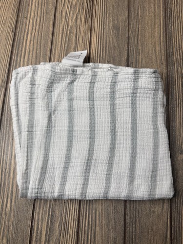 Coperta a fascia Aden + Anais in mussola di cotone grigio e bianco a righe leggera