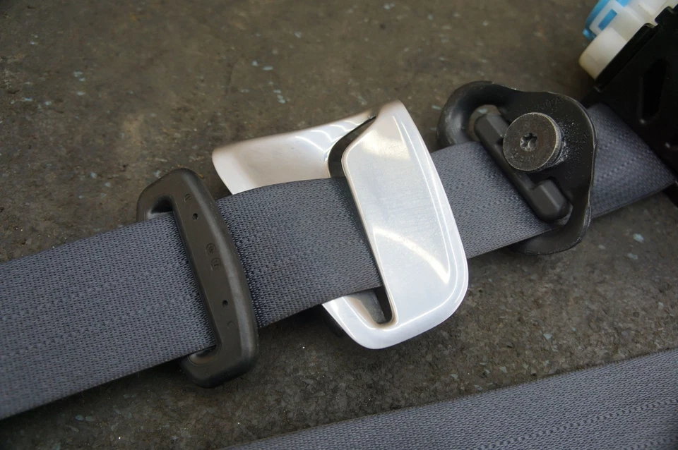 Retractor de cinturón de seguridad delantero derecho AD43-611B68-ADW OEM Aston Martin Rapide 2010 Foto 3 de 4