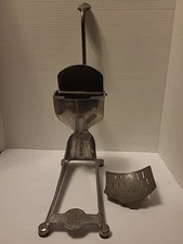 Vintage WEAR-EVER Cast Aluminum Fruit Juicer Table Top Hand Crank USA