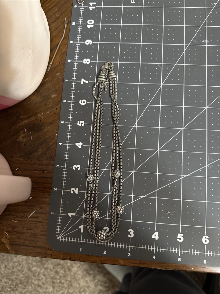 Peltre Lia Sophia con detalles de cristal de bola redonda. Foto 4 de 4