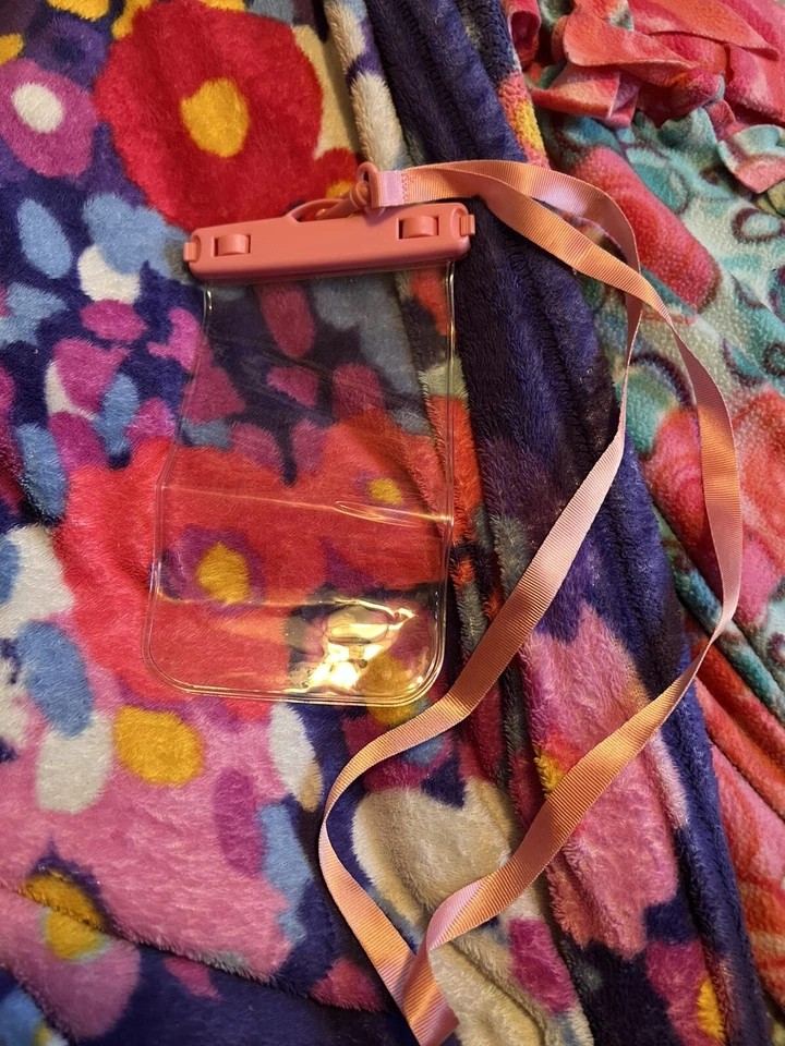 Funda para teléfono FRiEQ rosa impermeable con cordón Foto 2 de 2