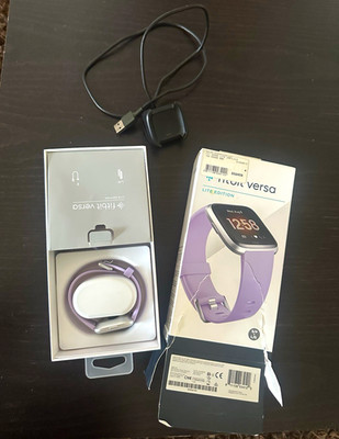 Fitbit Versa Lite Smartwatch 34 mm Alu Silber, lila Silikonarmband, Android/iOS