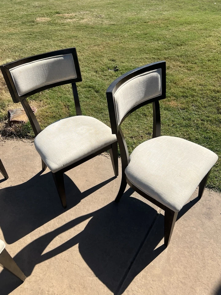 Juego de cuatro sillas laterales y de brazo Klaussner Regency, blancas y marrones (ENVIAR OFERTAS) Foto 2 de 4