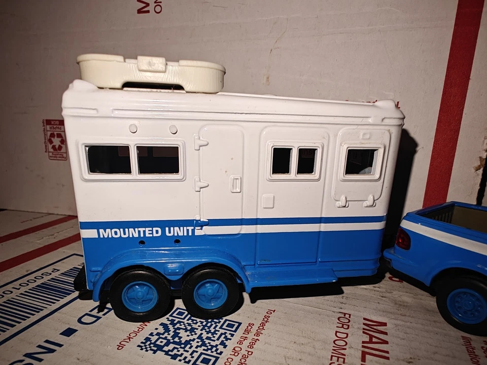 K-Line K-94904 NYPD Mounted Police Ford Pick Up & Horse Trailer Diecast - Image 3 of 4