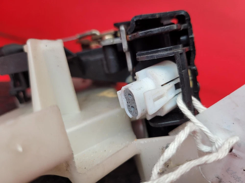 VOLKSWAGEN GOLF REAR RIGHT DOOR LOCK CATCH ACTUATOR SOLENOID 2004 — 第 2/4 张图片