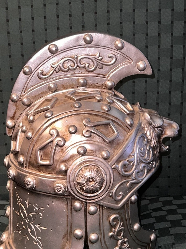 Casco antiguo ornamentado en exhibición” Foto 4 de 4