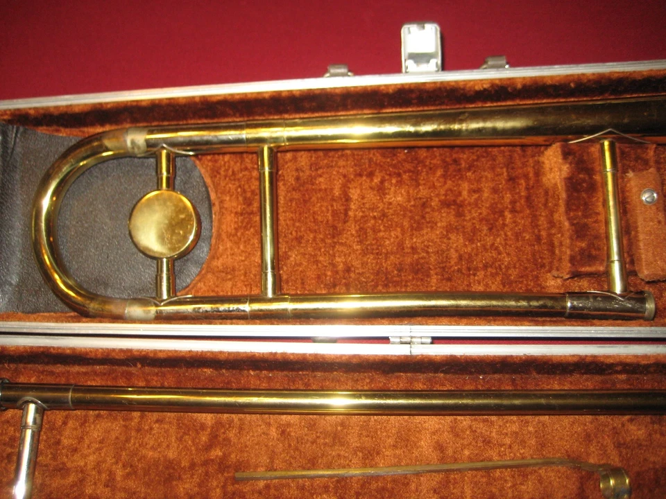 Vintage Buescher Aristocrat Trombone w/ original Case & Vincent Bach Mouthpiece - Image 3 of 4
