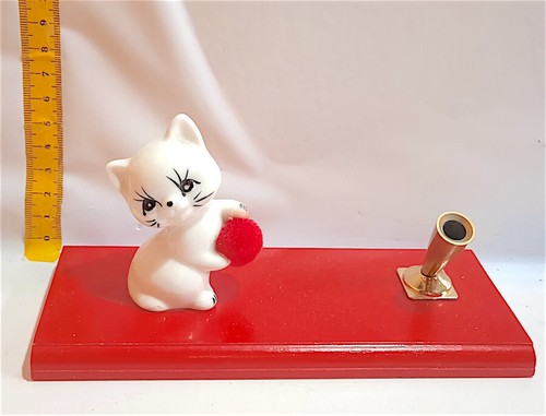 stiloforo rosso anni 70 con gatto in porcellana delizioso per scrivania kawaii - Imagen 3 de 4