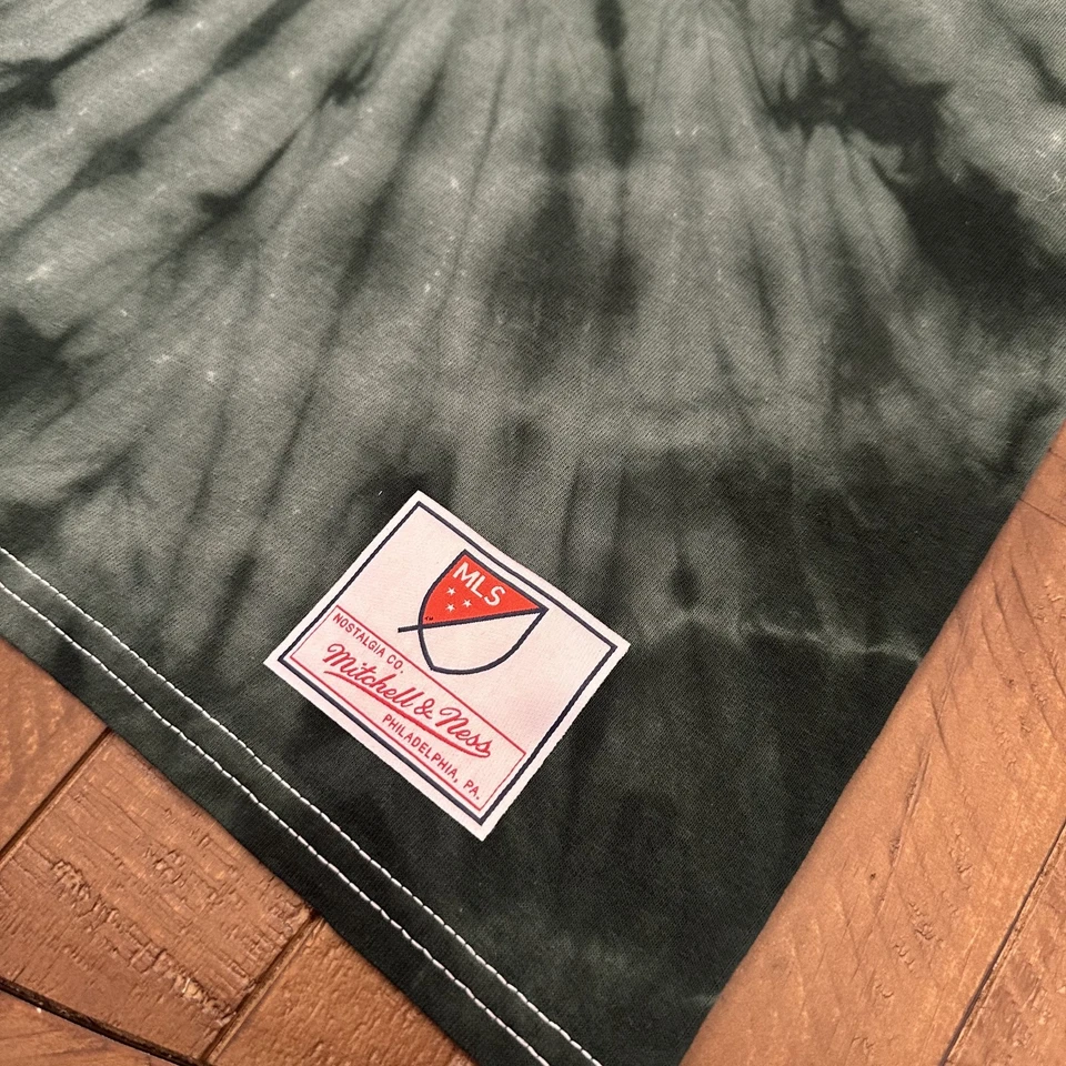 全新带标签 Mitchell & Ness Portland Timbers 绿色扎染短袖衬衫,尺寸男式 XL — 第 4/4 张图片