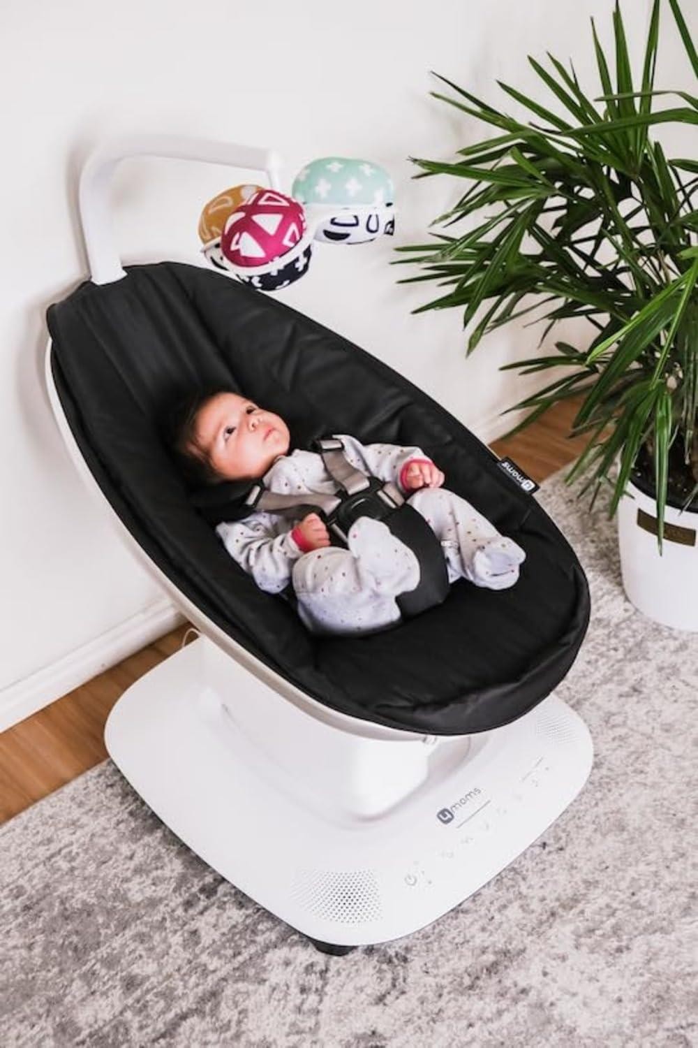 4moms MamaRoo 4011582 Multi-Motion Baby Swing Black Bluetooth Enabled Very Good