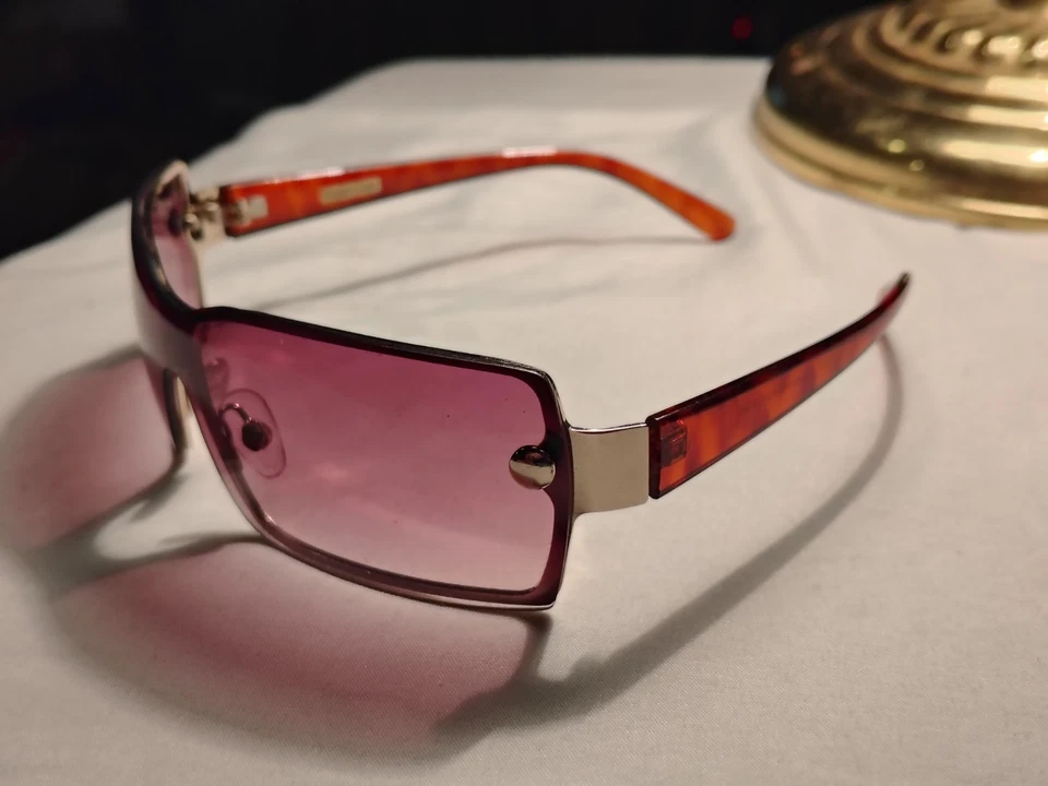 Gafas de sol estilo FOSTER GRANT Y2K lentes tintadas rosa marco oscuro brazos ámbar Foto 2 de 4