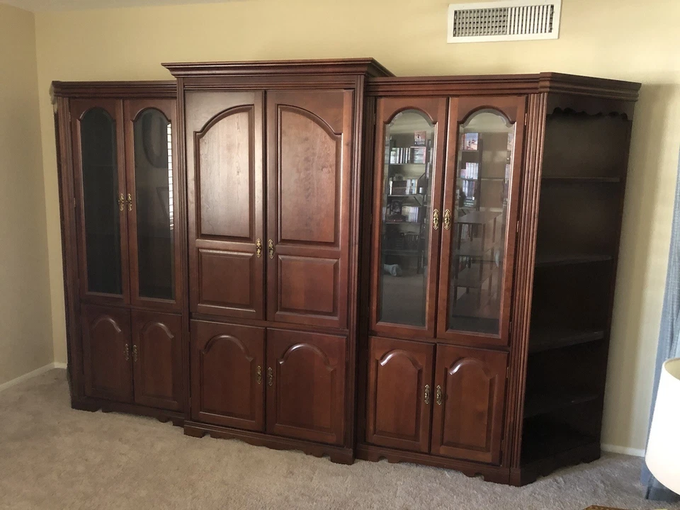 Centro de entretenimiento Thomasville hecho en EE. UU. con exhibiciones termina propietarios originales Foto 2 de 4