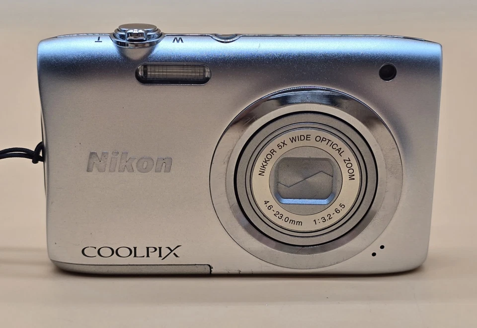 Cámara digital Nikon Coolpix A100 plateada. Sin cable de carga. Foto 2 de 4