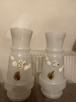 Paar alte weiße opake Glasvasen