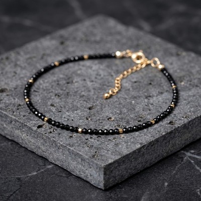 Natürlicher schwarzer Spinell Armband 2 mm facettierter Goldakzent verstellbar zierlicher Stapel