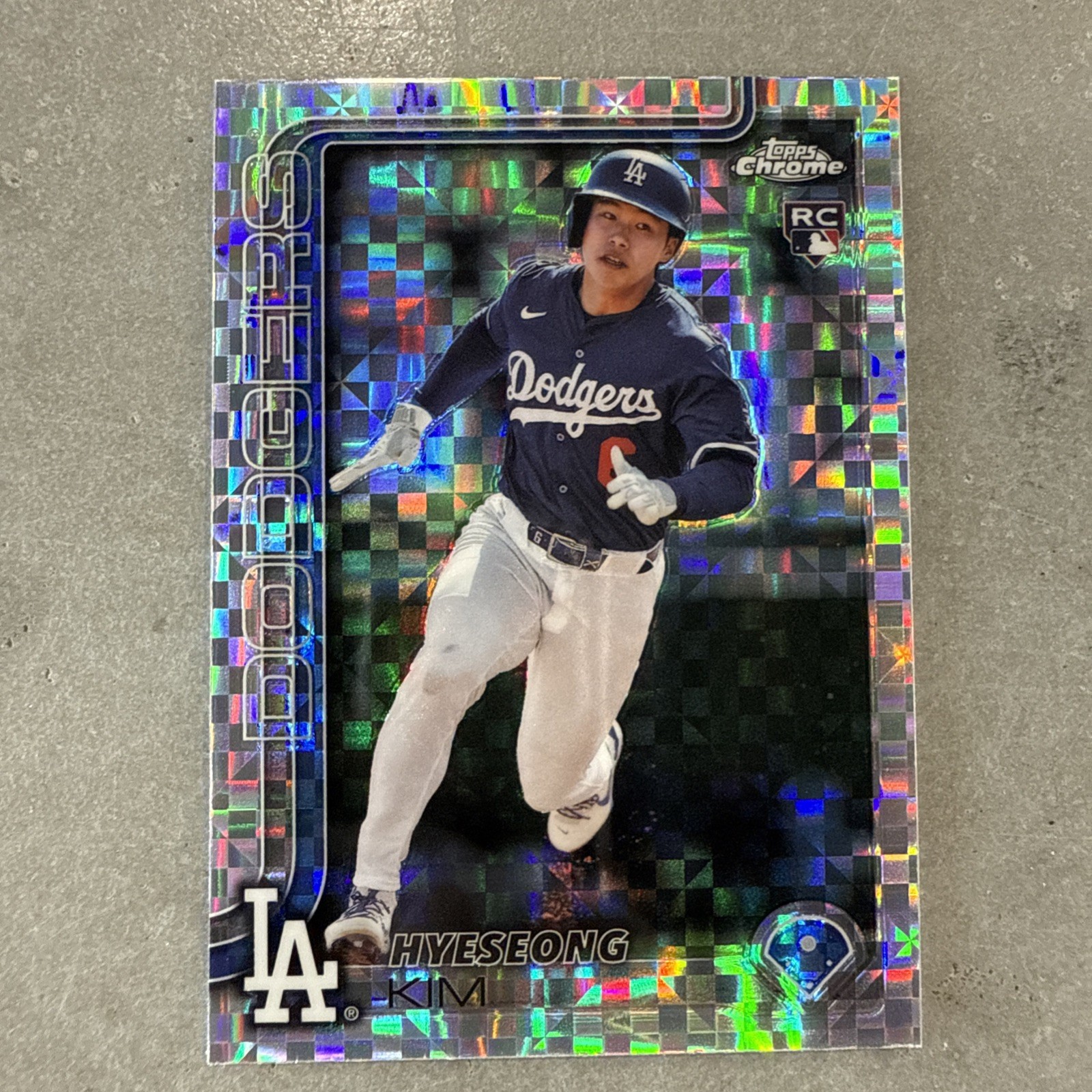 2025 Topps Chrome Hyeseong Kim RC Prism Refractor RC #152 - LA Dodgers