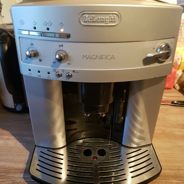 DeLonghi Magnifica ESAM 3000 Schwarz 8 Tassen ...