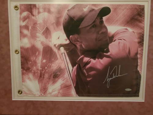 Tiger Woods 5 Time Masters Winner!! Signed Custom Flag Upper Deck Authenticated. - Picture 2 of 12