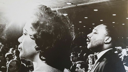 FOTO DE MARTIN LUTHER KING JR CON CORETTA PRIMER PLANO FANTÁSTICO PREMIO NOBEL - Imagen 3 de 4
