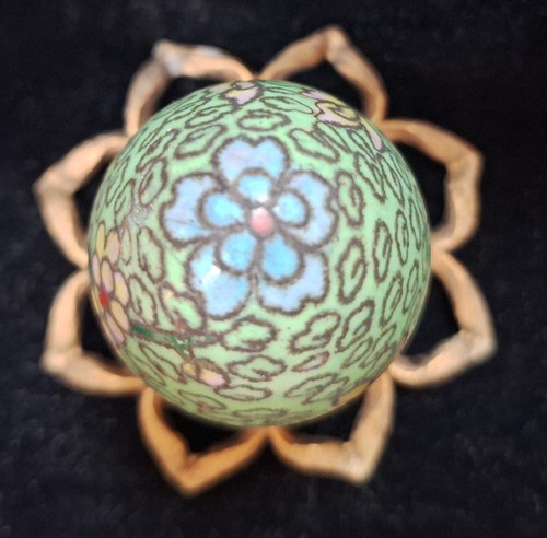 VINTAGE CLOISONNÈ EGG/ GREEN ENAMEL WITH FLOWERS/ ASIAN MOTIF WITH BRASS STAND - Picture 4 of 7