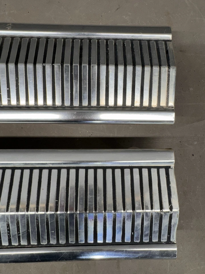 Ford Fairlane 1963 maletero trasero inferior panel trasero cubierta moldura moldura luz trasera fabricante de equipos originales Foto 3 de 4