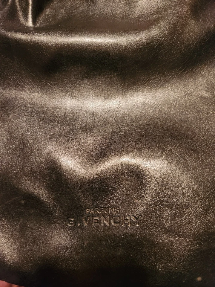 Bolso de Mano Perfumes Givenchy Negro.  Bolso de mano de piel sintética. 2 bolsillos internos. Foto 4 de 4