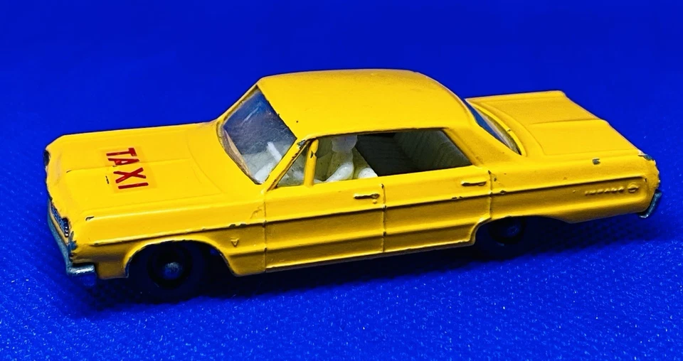 Винтажный спичечный коробок Chevrolet Impala такси No 20 желтых Lesney 1960-е - Изображение 2 из 4
