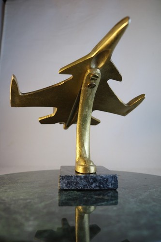 Jet da caccia militare vintage F-16, scultura in ottone, base in marmo 6" alto 9" lungo - Foto 9 di 13