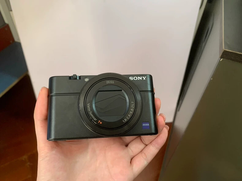 Sony Cyber-shot DSC-RX100M4 RX100 IV Digital Camera WiFi NFC OIS