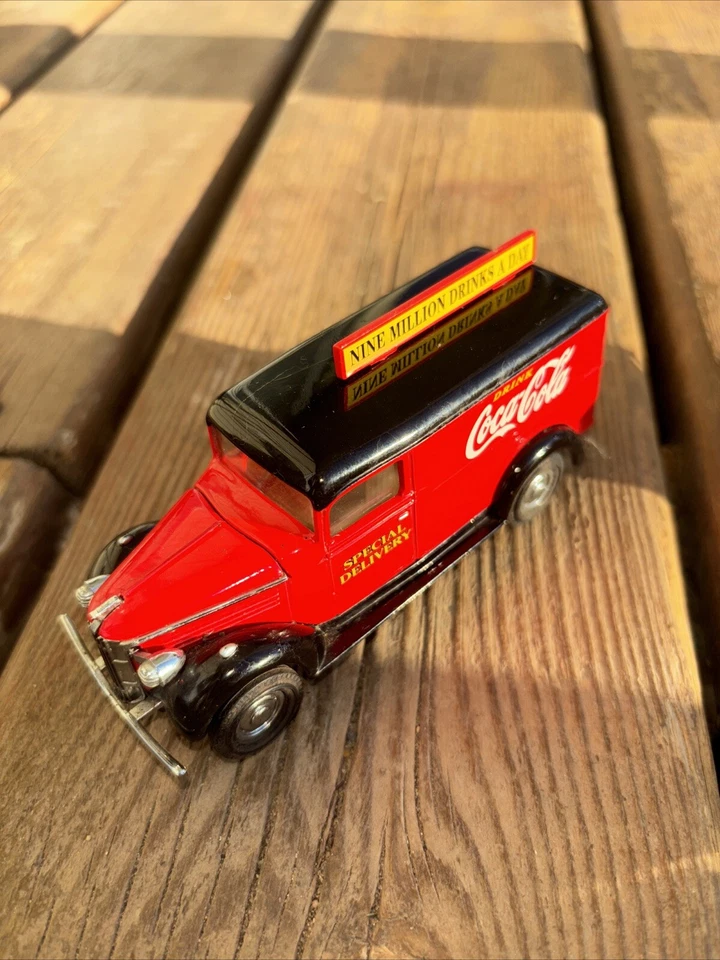MATCHBOX COLLECTIBLES COCA COLA 1937 GMC VAN 1/43 #YPC02 - Image 3 of 4
