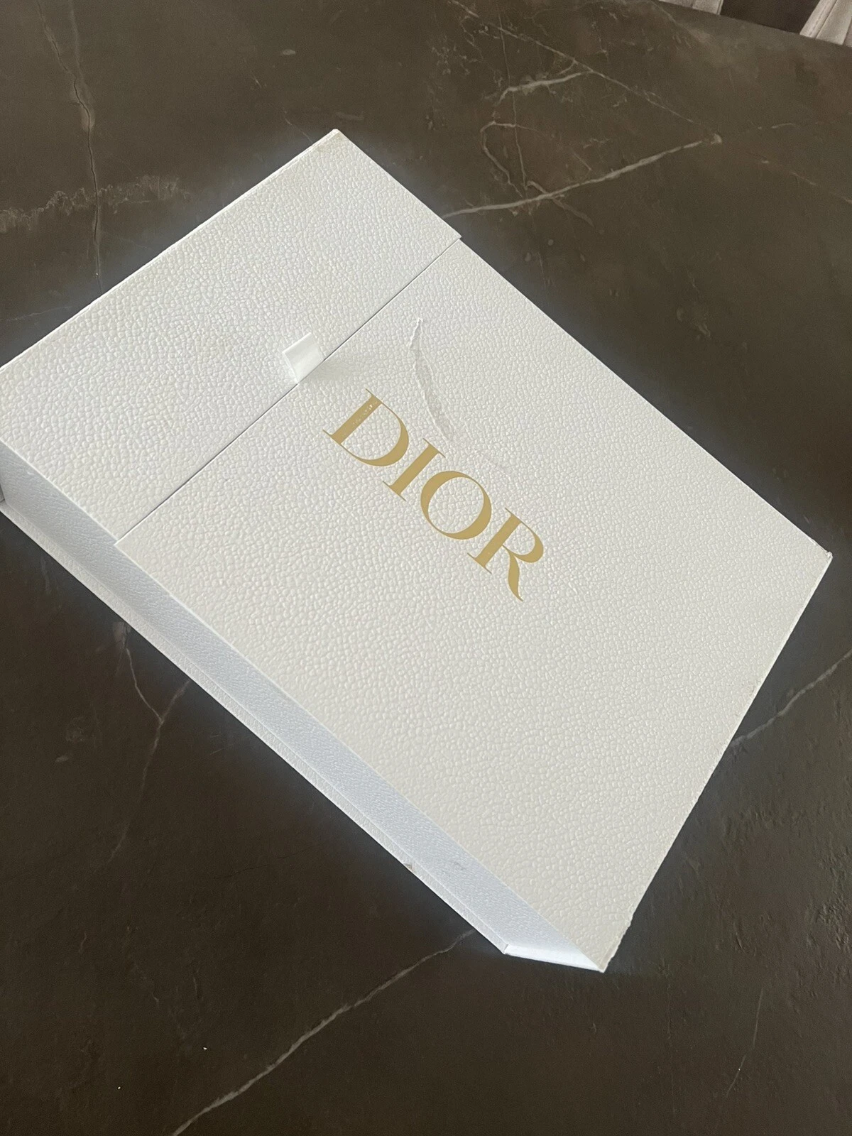 Boîte de rangement cadeau chaussures DIOR blanche avec papier de soie pré aimée !
