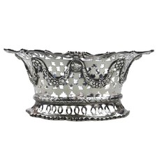 A fine quality antique Goldsmiths & Silversmiths solid silver Basket 213g C.1899