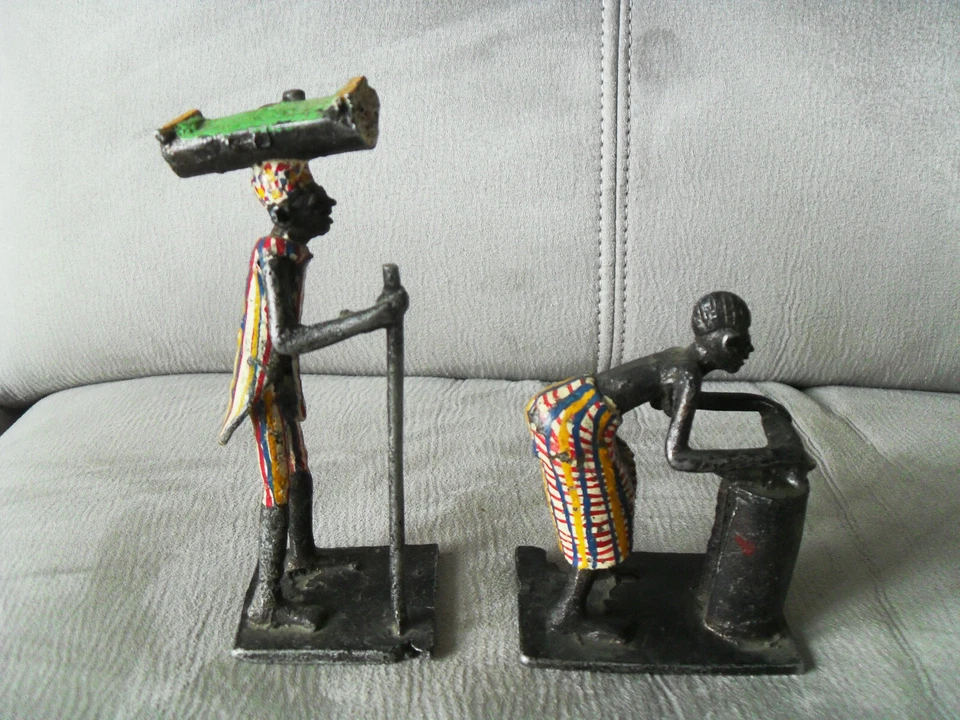 Deux statuettes africaines en fer forgé peintes - Photo 2/4